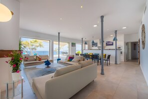 Televisión, reproductor de DVD y estéreo 