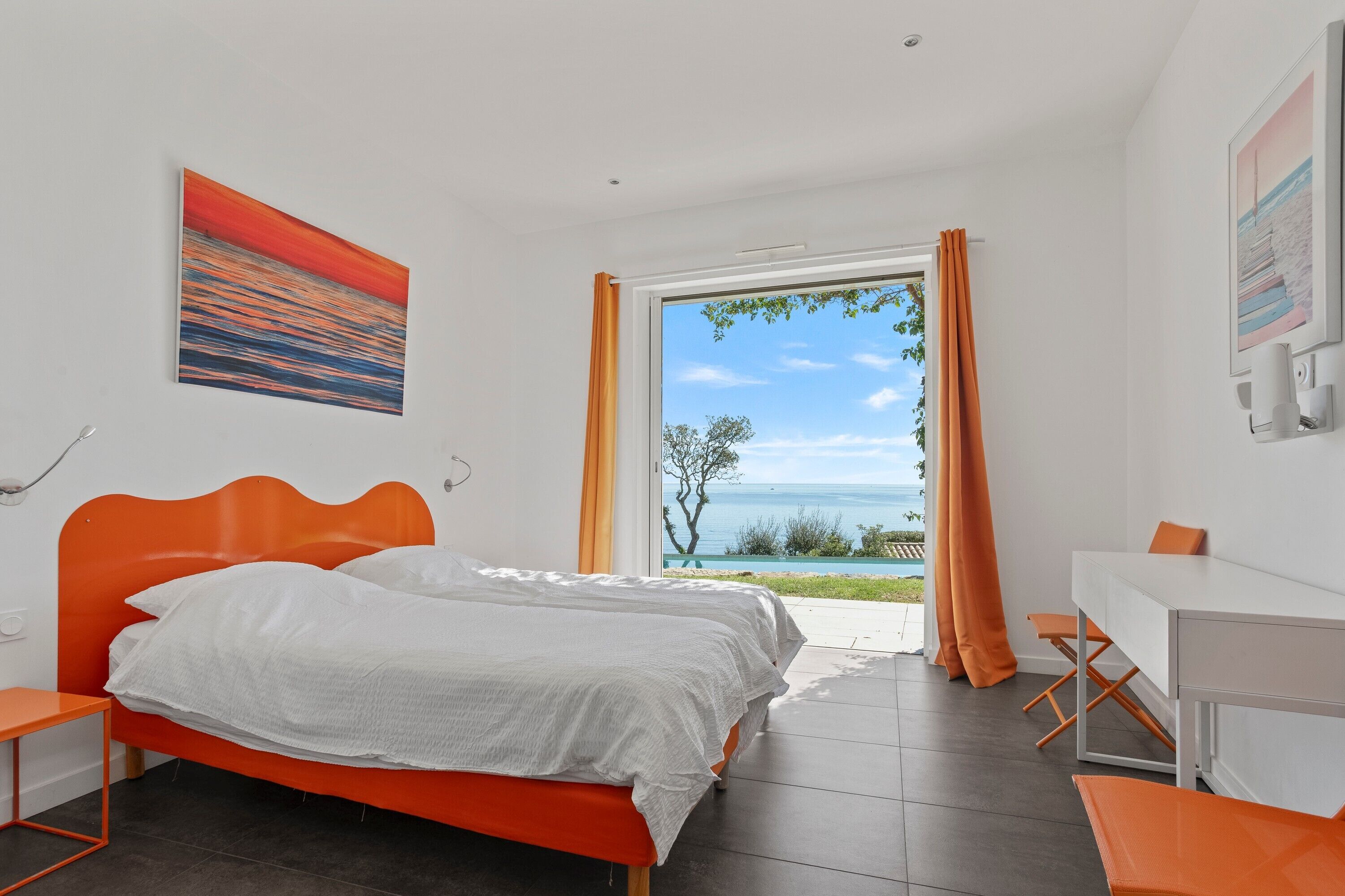 Tabla de planchar con plancha, wifi, ropa de cama