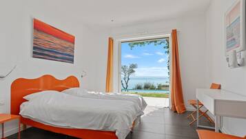 Tabla de planchar con plancha, wifi, ropa de cama