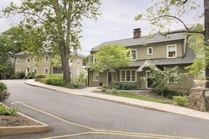 Exterior - Oakhurst Inn (Charlottesville)