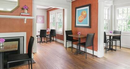 Oakhurst Inn