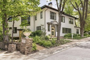 Exterior - Oakhurst Inn (Charlottesville)