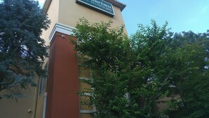 A building with a sign that reads 'HOMETOWN Studios.' - Extended Stay America - Washington DC - Chantilly (Chantilly)