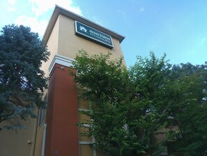 A building with a sign that reads 'HOMETOWN Studios.' - Extended Stay America - Washington DC - Chantilly (Chantilly)