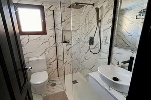 Shower, hair dryer, towels - HL 014 Holiday Rental 3 bedroom villa on HDA Golf Resort (fuente alamo)