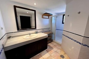 Shower, hair dryer, towels - HL 014 Holiday Rental 3 bedroom villa on HDA Golf Resort (fuente alamo)
