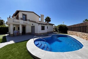 Outdoor pool - HL 014 Holiday Rental 3 bedroom villa on HDA Golf Resort (fuente alamo)