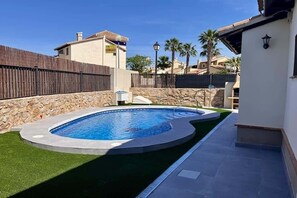 Outdoor pool - HL 014 Holiday Rental 3 bedroom villa on HDA Golf Resort (fuente alamo)