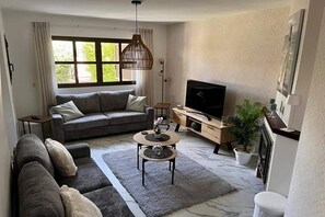 Smart TV - HL 014 Holiday Rental 3 bedroom villa on HDA Golf Resort (fuente alamo)