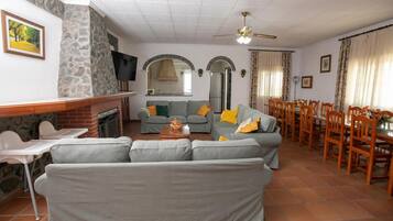 Een televisie, een open haard, een dvd-speler en een stereo