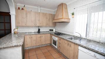 Kjøleskap, mikrobølgeovn, ovn og kokeplater