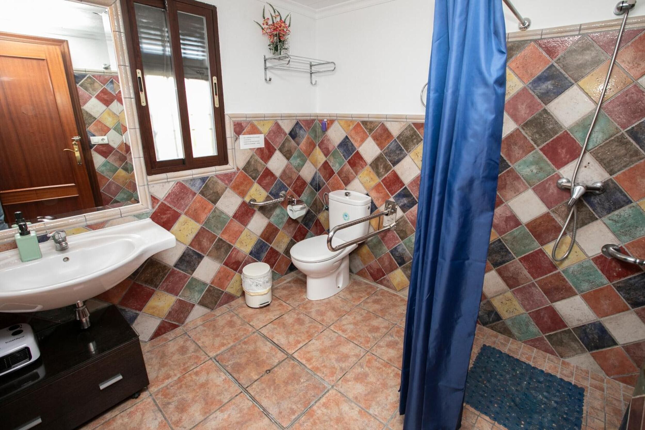 Douche, sèche-cheveux, serviettes fournies