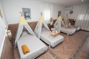 Tabla de planchar con plancha, wifi y ropa de cama 