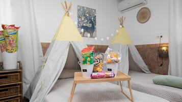 Tabla de planchar con plancha, wifi, ropa de cama