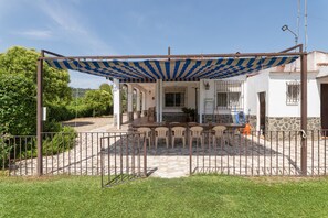 Outdoor dining - Country House 'El Olmo - Families Only' with Mountain Views, Wi-Fi and Air Conditioning (Palma del Río)