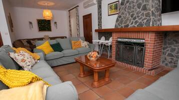 TV, lareira, DVD player, aparelho de som