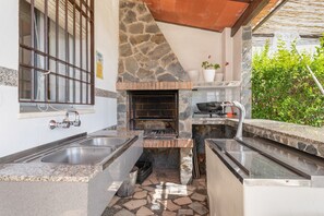 Fridge, microwave, oven, stovetop - Country House 'El Olmo - Families Only' with Mountain Views, Wi-Fi and Air Conditioning (Palma del Río)