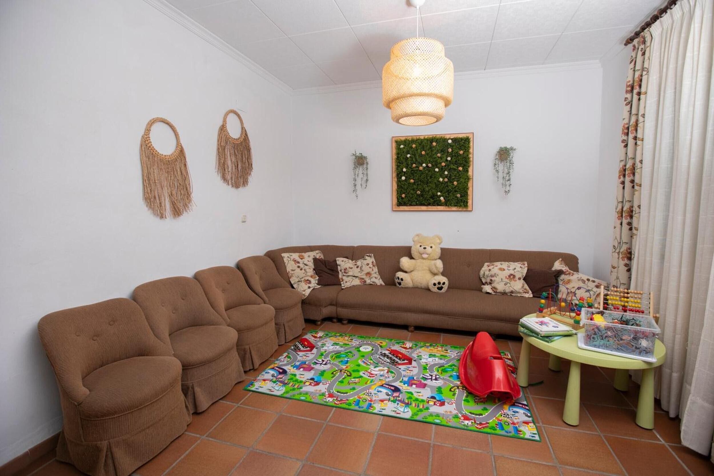 T élévision, cheminée, lecteur de DVD, chaîne hi-fi