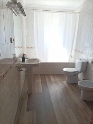 Ducha, secador de pelo, toallas