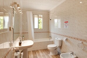 Shower, hair dryer, towels - Country House 'El Olmo - Families Only' with Mountain Views, Wi-Fi and Air Conditioning (Palma del Río)