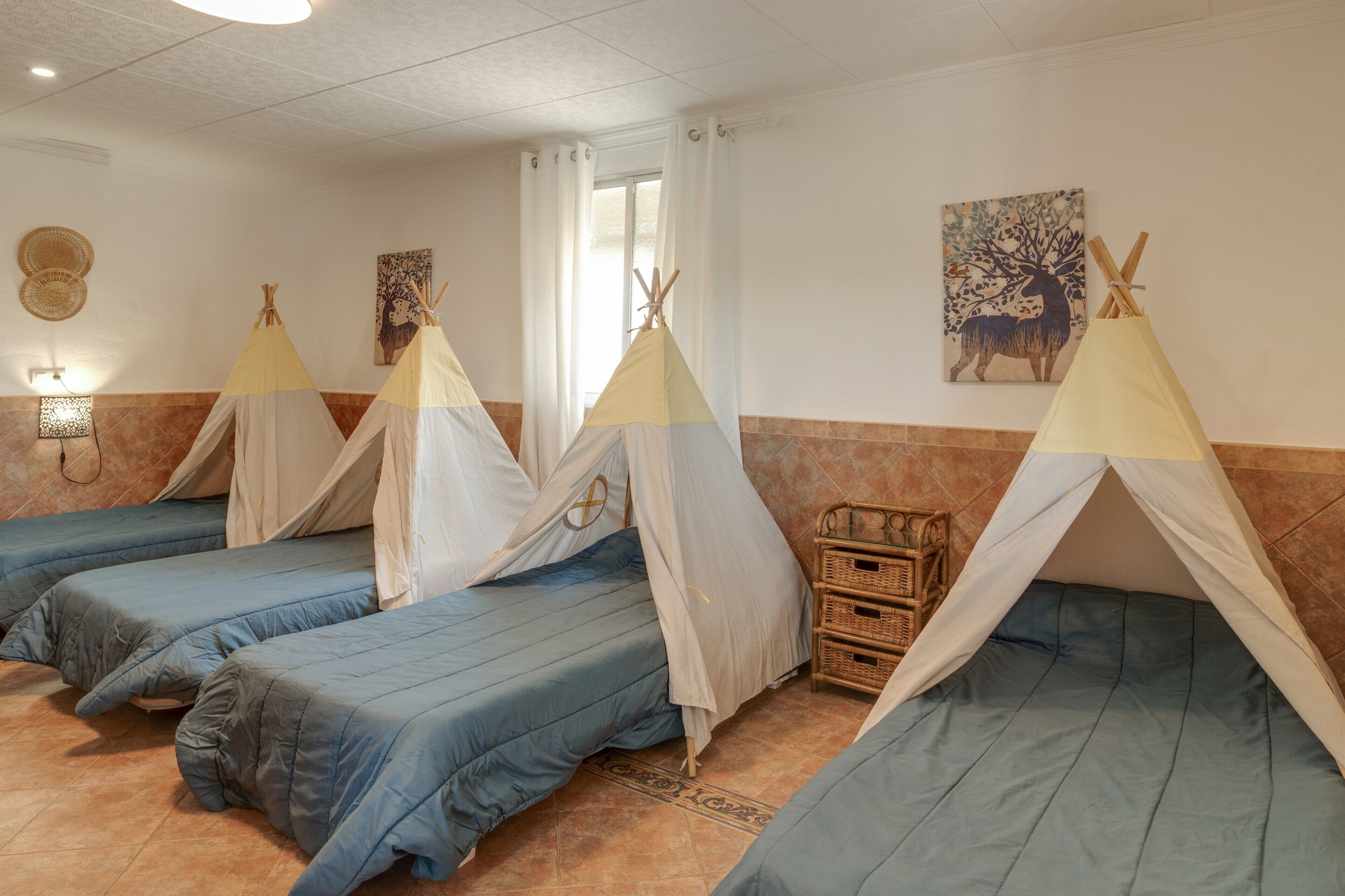 Tabla de planchar con plancha, wifi y ropa de cama 
