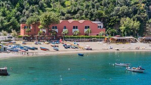 A coastal hotel with a beach, boats, and a forested hillside. - Estate4home - Casa Cinzia (Vico Equense)