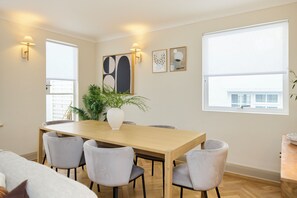Dining - The White Terrace Flat (London)