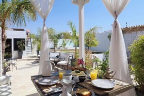 Outdoor dining - Vrbo Property (Marrakech)