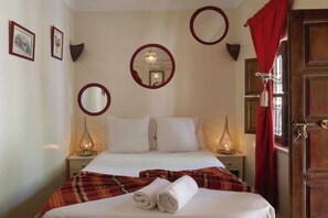 5 bedrooms, free WiFi - Private Riad in Marrakech, 2 pools, rooftop & PDJ & free wifi (Marrakech)