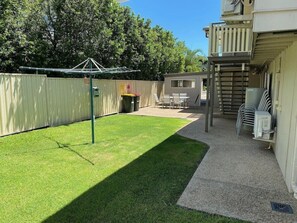 Outdoor dining - City Ville Luxury Apartments and Motel (Rockhampton)