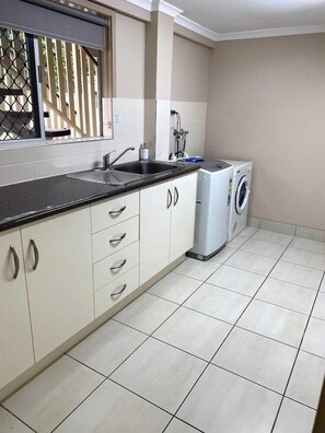 Private kitchen - City Ville Luxury Apartments and Motel (Rockhampton)
