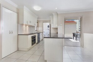 Private kitchen - City Ville Luxury Apartments and Motel (Rockhampton)