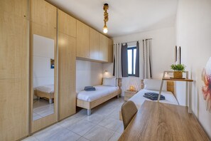 Bureau, fer et planche à repasser, Wi-Fi gratuit, draps fournis