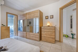 Bureau, fer et planche à repasser, accès au Wi-Fi (inclus)