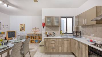 Kühlschrank, Mikrowelle, Ofen, Geschirrspüler