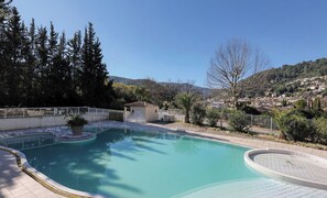 시즌별로 운영되는 야외 수영장