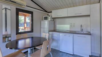 Chalet 5 personnes climatisé | Area soggiorno | Tavolo da ping pong