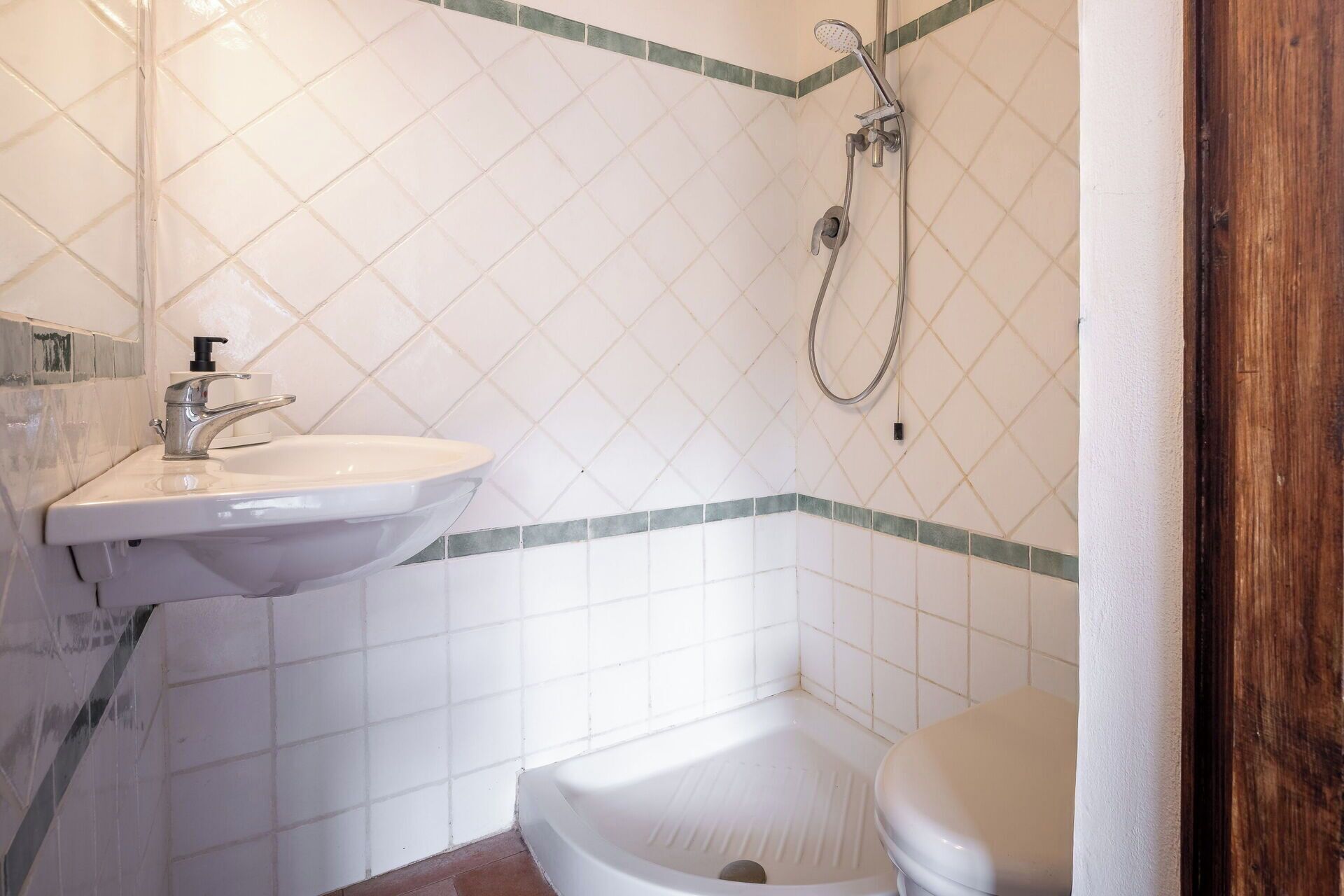 Ein Badezimmer mit Waschbecken, Toilette und Dusche.