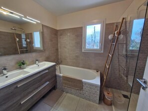 Jetted bath, hair dryer, towels, soap - Charming family home (Moussac)
