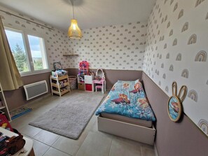 3 bedrooms, Internet, bed sheets - Charming family home (Moussac)