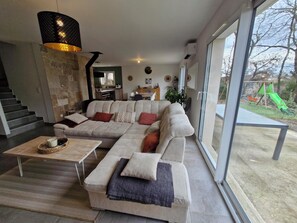 Living area - Charming family home (Moussac)