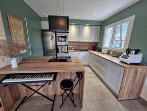 Private kitchen - Charming family home (Moussac)