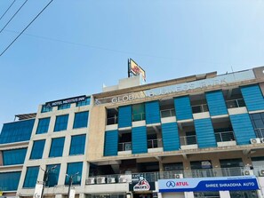 A multi-story building with a sign for Hotel Meritus Inn on the left and Global Business Park on the right. - Hotel Meritus Inn Ahmedabad (Ahmedabad)