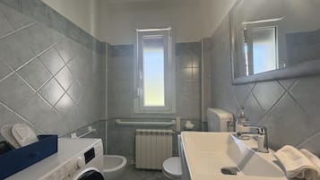Doccia, asciugacapelli, bidet