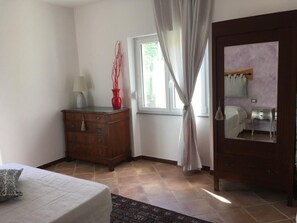 Planxa i posts de planxar, un bressol de viatge i wifi gratuïta 