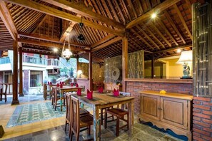 Outdoor dining - Uma Sari Rice Terrace (Mengwi)