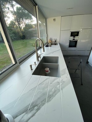 Fridge, microwave, oven, stovetop - Magnificent villa under the pines - Heated swimming pool - Hammanm - Jacuzzi - 8 pers (Biscarrosse)