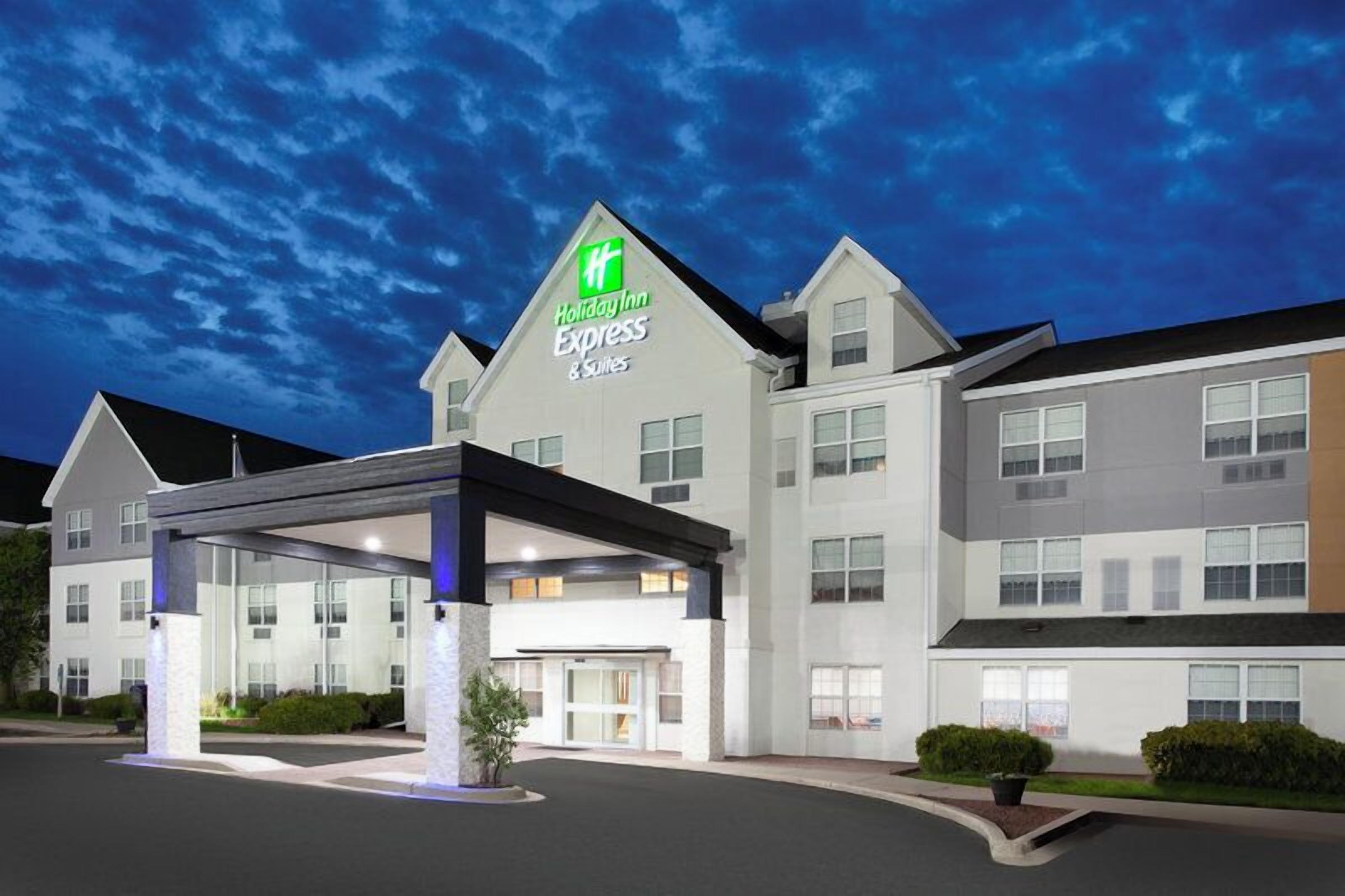 Un hôtel Holiday Inn Express & Suites doté d’une entrée couverte, de plusieurs étages et d’un parking.