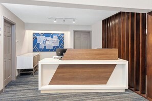 Lobby - Port Wisconsin Inn and Suites (Port Washington)