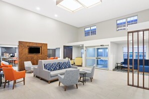 Lobby - Port Wisconsin Inn and Suites (Port Washington)